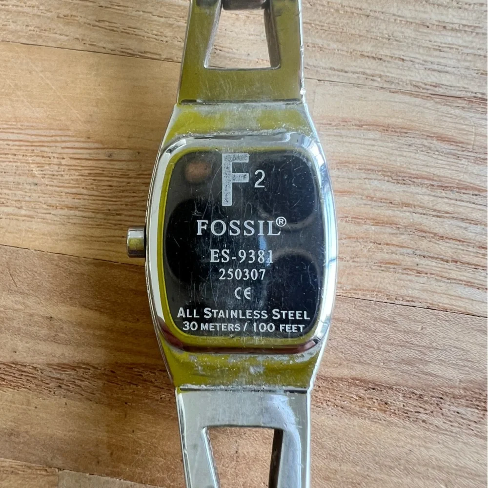 Fossil F2 ladies minimalist silver tone fashion watch NEW BATTERY